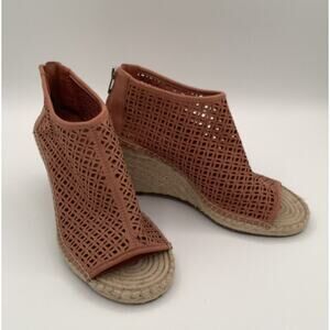 Vince Camuto Perforated Leather Peep-Toe Wedges Lereena Sushi Size 9